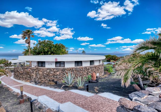 Casa en  Famara - Atlántico Famara 124 • Ocean views • Beach 2 min • LVH