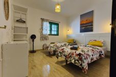 Rent by room in Tinajo - Casa NoPasaNada: habitación La Gomera con baño privado exterior